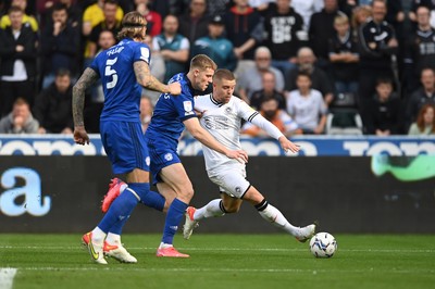 171021 - Swansea City v Cardiff City - Sky Bet Championship - Jake Bidwell of Swansea City under pressure from Mark McGuinness of Cardiff City 