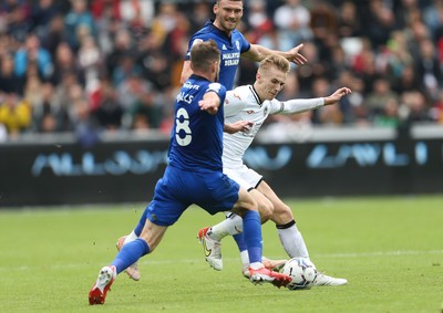 171021 - Swansea City v Cardiff City, EFL Sky Bet Championship - Flynn Downes of Swansea City takes on Joe Ralls of Cardiff City