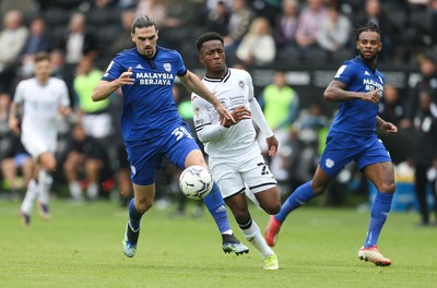 171021 - Swansea City v Cardiff City, EFL Sky Bet Championship - Ciaron Brown of Cardiff City holds off Ethan Laird of Swansea City