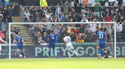 171021 - Swansea City v Cardiff City, EFL Sky Bet Championship - Joel Piroe of Swansea City scores the second goal