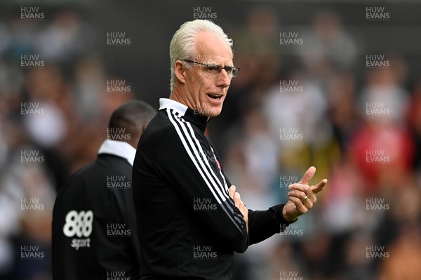 171021 - Swansea City v Cardiff City - Sky Bet Championship - Mick McCarthy Manager of Cardiff City shouts instructions to his team from the dug-out 
