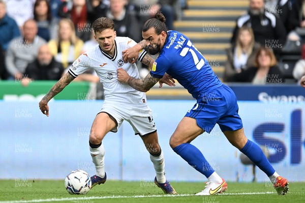 171021 - Swansea City v Cardiff City - Sky Bet Championship - Jamie Paterson of Swansea City battles with Marlon Pack of Cardiff City 