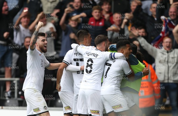 171021 - Swansea City v Cardiff City, EFL Sky Bet Championship - Swansea City players celebrate with Jamie Paterson of Swansea City after he scores the opening goal