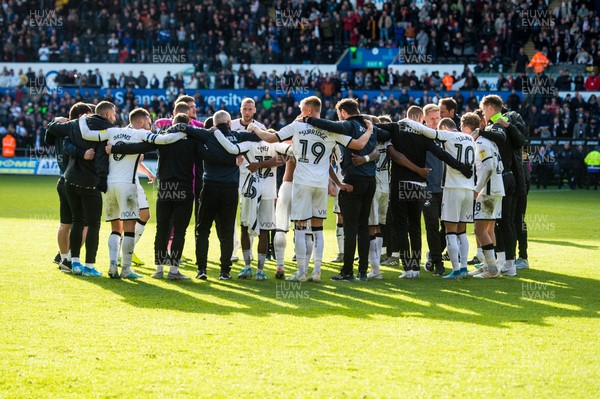 271019 - Swansea City v Cardiff City - SkyBet Championship - Swansea city team huddle at the end of the game 
