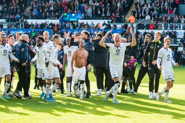 271019 - Swansea City v Cardiff City - SkyBet Championship - Swansea celebrate at the end of the game 