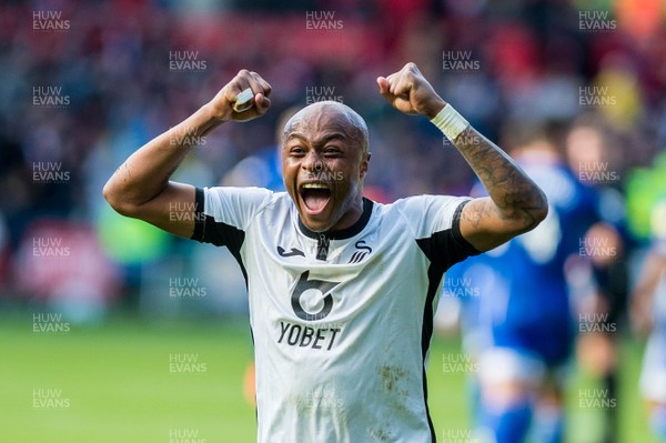 271019 - Swansea City v Cardiff City - SkyBet Championship - Andre Ayew of Swansea City celebrates at final whistle 