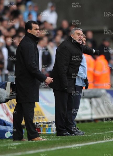 30.11.08 - Swansea City v Cardiff City - The Championship - Swansea manager Roberto Martinez and Cardiff manager Dave Jones look on. 