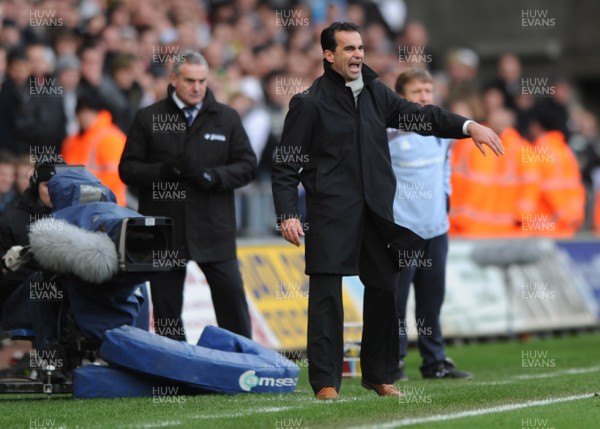 30.11.08 - Swansea City v Cardiff City - The Championship - Swansea manager Roberto Martinez and Cardiff manager Dave Jones look on. 