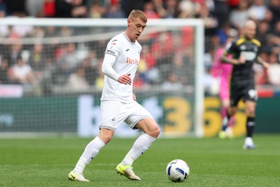 020526 - Swansea City v Charlton Athletic - Sky Bet Championship - Jay Fulton of Swansea City attacks 