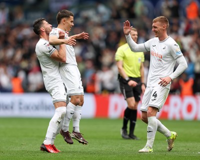 020526 - Swansea City v Charlton Athletic - Sky Bet Championship - Leo Walta of Swansea City celebrates scoring his teams third goal