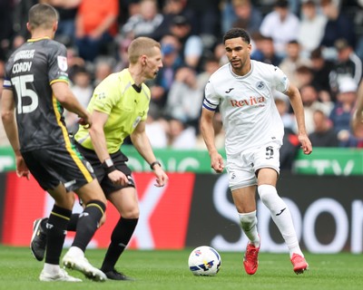 020526 - Swansea City v Charlton Athletic - Sky Bet Championship - Ben Cabango of Swansea City attacks 