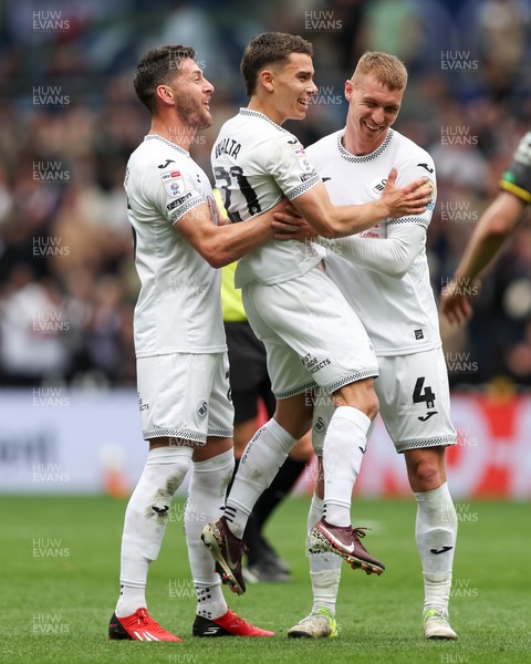 020526 - Swansea City v Charlton Athletic - Sky Bet Championship - Leo Walta of Swansea City celebrates scoring his teams third goal