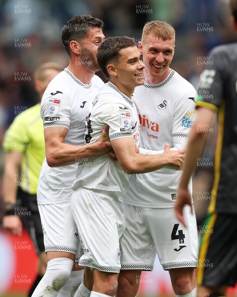 020526 - Swansea City v Charlton Athletic - Sky Bet Championship - Leo Walta of Swansea City celebrates scoring his teams third goal