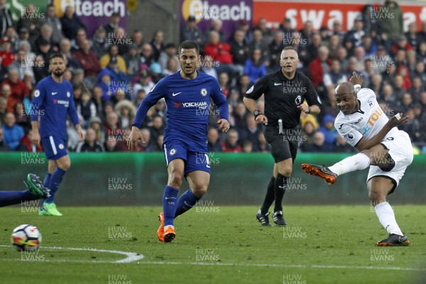 280418 - Swansea City v Chelsea, Premier League - Andre Ayew of Swansea City (right) shoots at goal