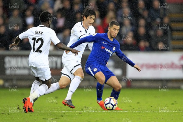 280418 - Swansea City v Chelsea, Premier League - Eden Hazard of Chelsea (right) shields the ball from Ki Sung-Yueng (centre) and Nathan Dyer of Swansea City