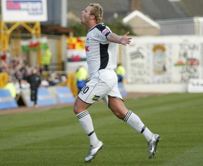 290105 - Swansea City v Chester City - League Two - Swansea's Lee Trundle celebrates goal