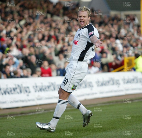 290105 - Swansea City v Chester City - League Two - Swansea's Lee Trundle celebrates goal