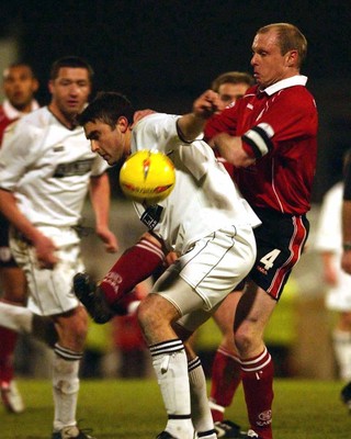 040203 - Swansea City v Darlington - Third Division - Swansea's James Thomas and Craig Liddle go for the ball