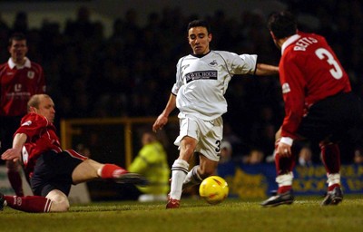 040203 - Swansea City v Darlington - Third Division - Swansea's Leon Britton is challenged by Craig Liddle (r) and Simon Betts