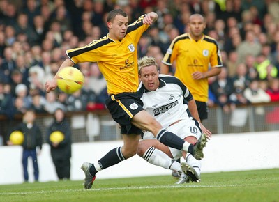 221103 - Swansea City v Darlington - Swansea's Lee Trundle fires shot past Jonathan Hutchinson 