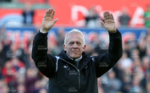 010519 - Swansea City v Derby County - SkyBet Championship - Swansea City legend Alan Curtis says is given a guard of honour for his last home game as part of the coaching staff