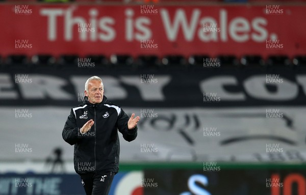 010519 - Swansea City v Derby County - SkyBet Championship - Alan Curtis of Swansea City thanks the fans at the end of his final home game