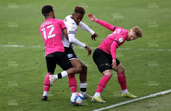 010521 - Swansea City v Derby County - SkyBet Championship - Jamal Lowe of Swansea City is tackled by Nathan Byrne and Kamil Jozwiak of Derby