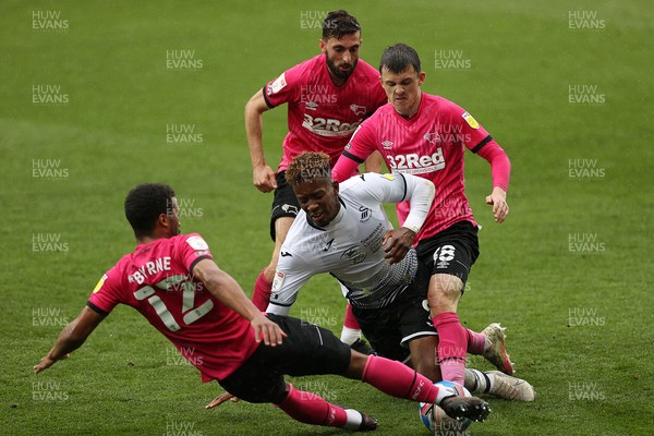 010521 - Swansea City v Derby County - SkyBet Championship - Jamal Lowe of Swansea City is tackled by Nathan Byrne and Jason Knight of Derby