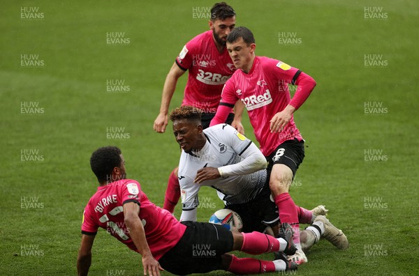 010521 - Swansea City v Derby County - SkyBet Championship - Jamal Lowe of Swansea City is tackled by Nathan Byrne and Jason Knight of Derby