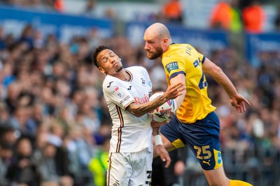 050425 - Swansea City v Derby County - Sky Bet Championship - Matt Clarke of Derby County challenges Ronald Pereira Martin of Swansea City