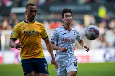 050425 - Swansea City v Derby County - Sky Bet Championship - Jisung Eom of Swansea City and Kane Wilson of Derby County compete for the ball 