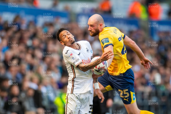 050425 - Swansea City v Derby County - Sky Bet Championship - Matt Clarke of Derby County challenges Ronald Pereira Martin of Swansea City