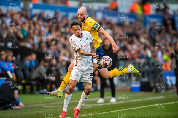 050425 - Swansea City v Derby County - Sky Bet Championship - Matt Clarke of Derby County challenges Ronald Pereira Martin of Swansea City