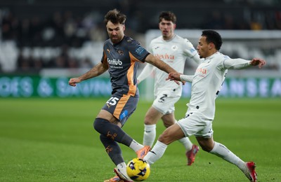 251125 - Swansea City v Derby County, EFL Sky Bet Championship - Ben Brereton Diaz of Derby County is challenged by Ronald of Swansea City