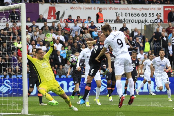 060517 - Swansea City v Everton, Premier League - Fernando Llorente of Swansea City (right) scores his side's first goal