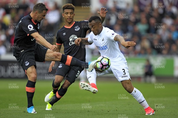 060517 - Swansea City v Everton, Premier League - Jordan Ayew of Swansea City (right) and Phil Jagielka of Everton (left) battle for the ball