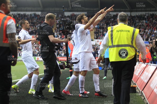 060517 - Swansea City v Everton, Premier League - Fernando Llorente of Swansea City celebrates scoring his side's first goal