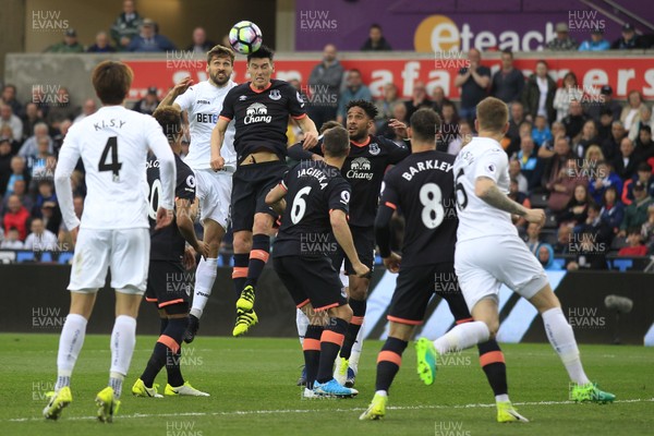 060517 - Swansea City v Everton, Premier League - Fernando Llorente of Swansea City (left) and Gareth Barry of Everton battle for the ball