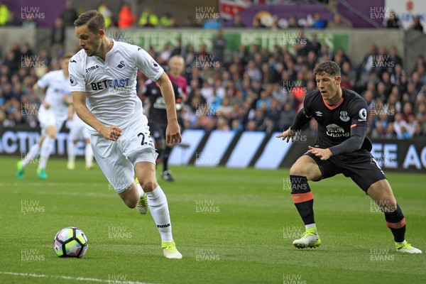 060517 - Swansea City v Everton, Premier League - Gylfi Sigurdsson of Swansea City (left) in action with  Ross Barkley of Everton