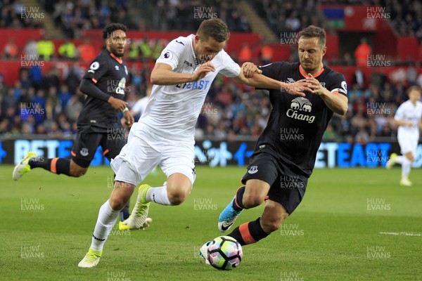 060517 - Swansea City v Everton, Premier League - Gylfi Sigurdsson of Swansea City (left) and Phil Jagielka of Everton battle for the ball