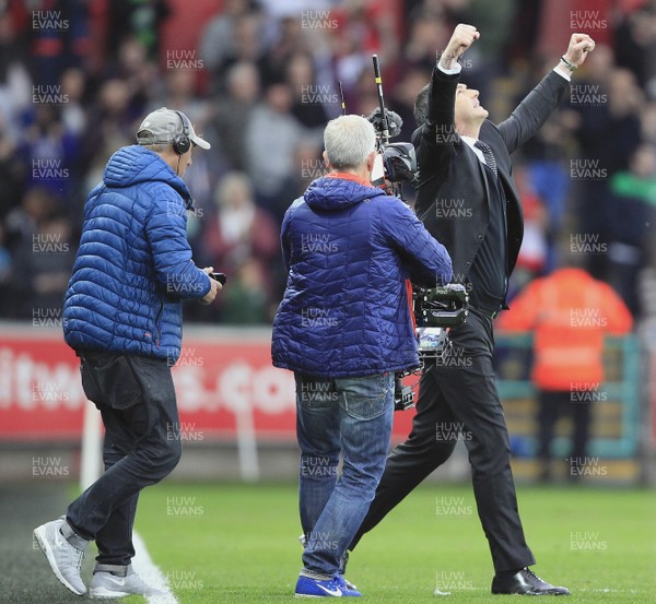 060517 - Swansea City v Everton, Premier League - Swansea City Manager Paul Clement celebrates at the end of the match