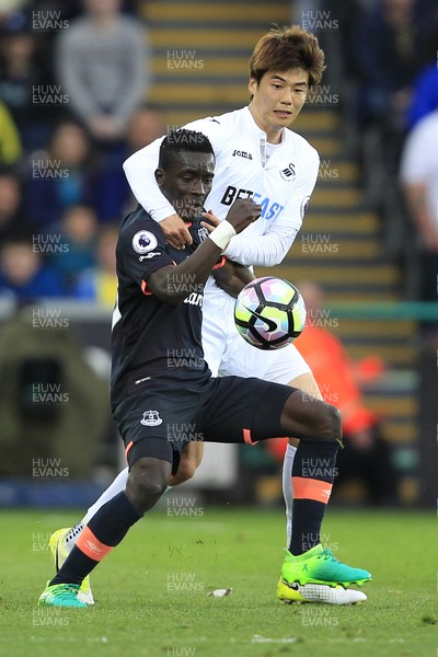 060517 - Swansea City v Everton, Premier League - Ki Sung-Yueng of Swansea City (right) and Idrissa Gueye of Everton battle for the ball