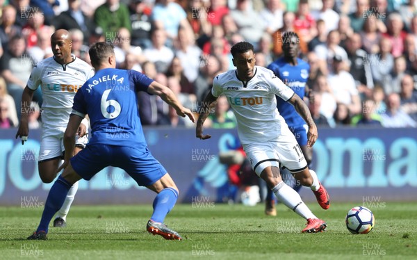 140418 - Swansea City v Everton - Premier League - Luciano Narsingh of Swansea is challenged by Phil Jagielka of Everton