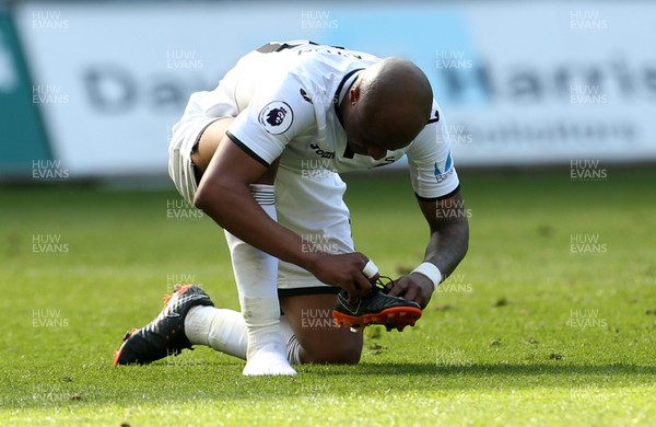 140418 - Swansea City v Everton - Premier League - Andre Ayew of Swansea looks into his boot