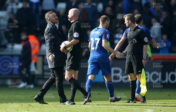 140418 - Swansea City v Everton - Premier League - Swansea Manager Carlos Carvalhal has words with the referee after the game