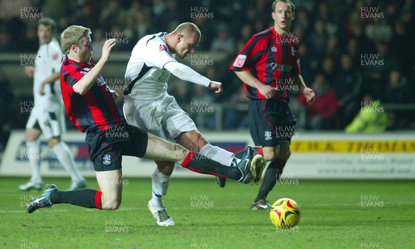 240206Swansea City v Huddersfield Swansea's Lee Trundle fires the ball home to score goal 