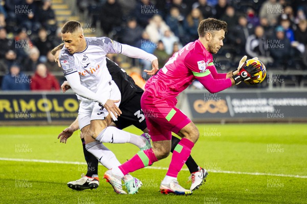 021223 - Swansea City v Huddersfield Town - Sky Bet Championship - Jerry Yates of Swansea City in action against Huddersfield Town goalkeeper Chris Maxwell