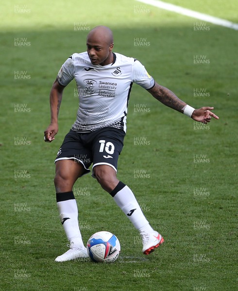 171020 - Swansea City v Huddersfield Town - SkyBet Championship - Andre Ayew of Swansea City scores a goal from the penalty spot