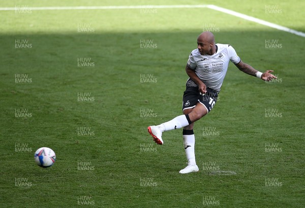 171020 - Swansea City v Huddersfield Town - SkyBet Championship - Andre Ayew of Swansea City scores a goal from the penalty spot
