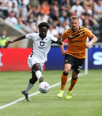 030819 - Swansea City v Hull City, Sky Bet Championship - Nathan Dyer of Swansea City takes on Stephen Kingsley of Hull City